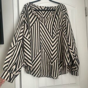 Torrid Harper Blouse 1X Plus Size Black White Geometric Flowy Pullover